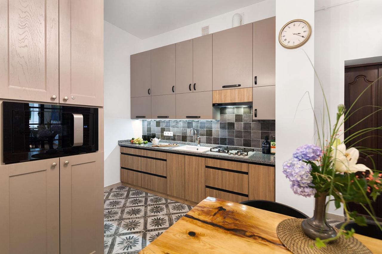 Gallery Art Apartment ลวีฟ ภายนอก รูปภาพ